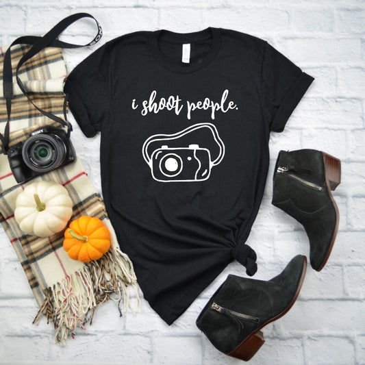 I Shoot People Photographer Women's Crewneck T-Shirt - Photographer Gift - Photographer Tee - Camera T-Shirt - Portrait Photographer